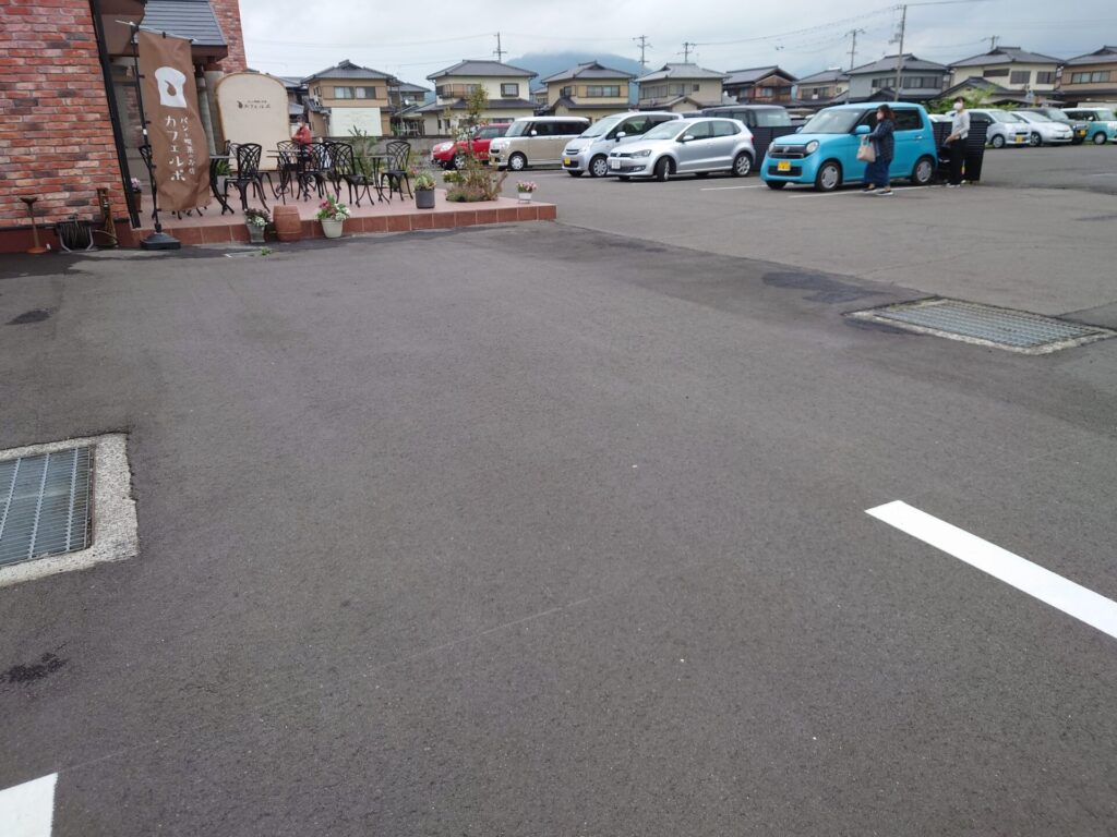 三豊市パン屋　カフェルポ　駐車場