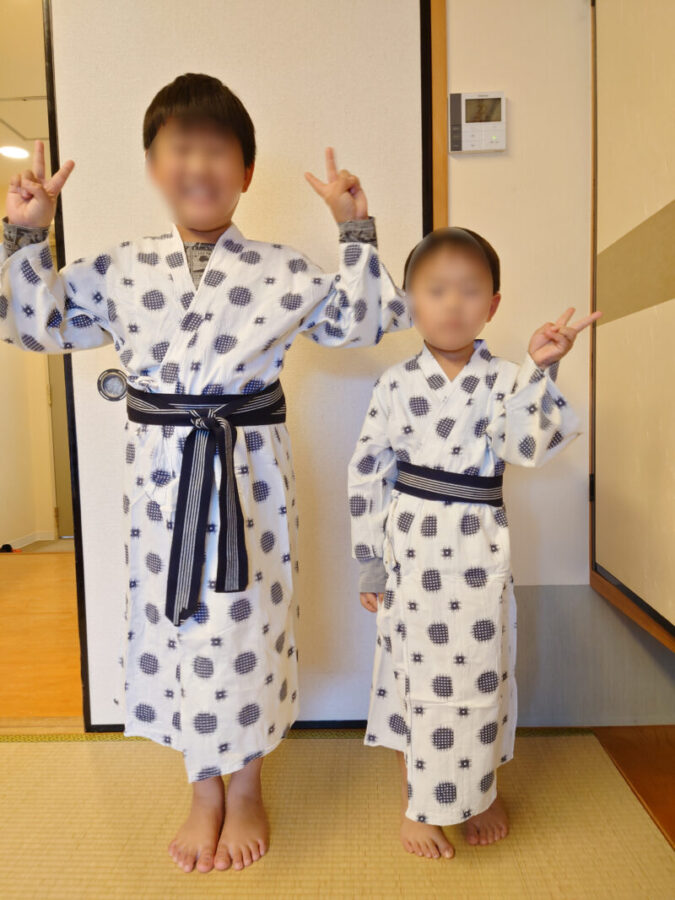 ベイリゾートホテル小豆島の浴衣を着る子ども