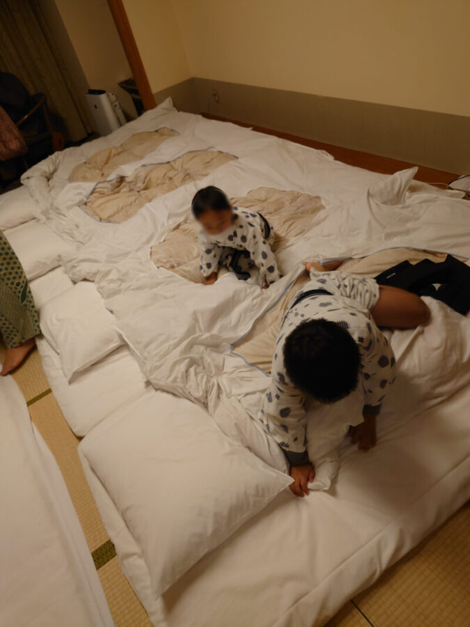 ベイリゾートホテル小豆島の布団を敷いたところで遊ぶ子ども