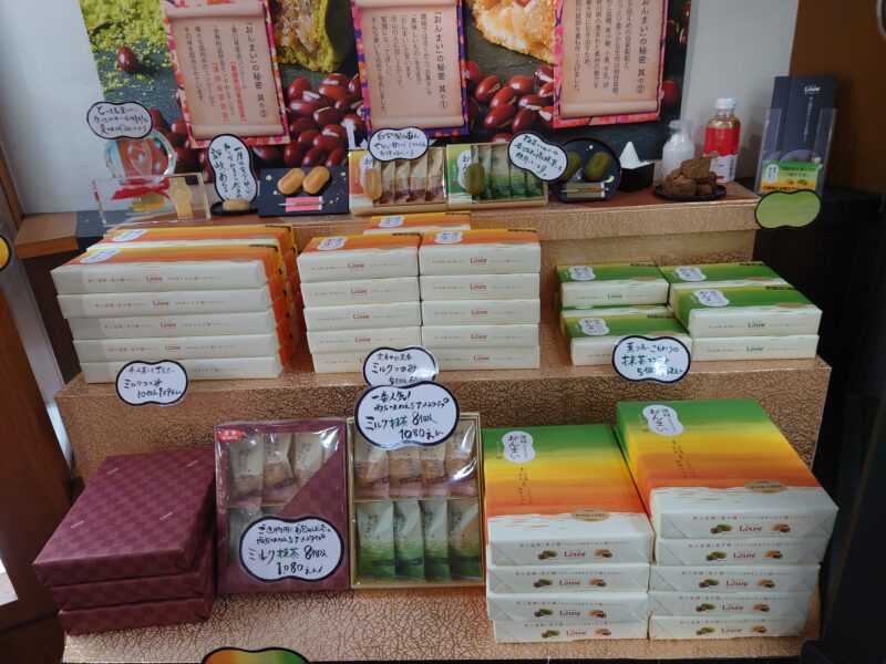 菓子工房ルーヴ空港通り店の箱入りのお菓子