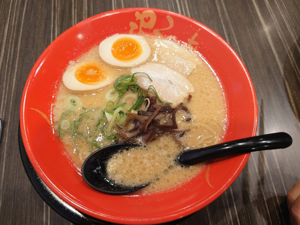 香川グルメ　高松グルメ　香川ラーメン　高松ラーメン　ろくの家　ラーメン　肉六白らーめん