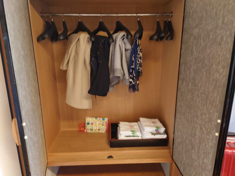 ベイリゾートホテル小豆島の部屋にあるハンガーラック