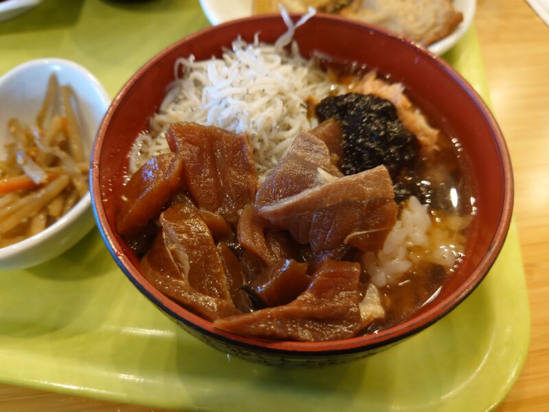 ベイリゾートホテル小豆島の朝食バイキングメニューから盛り付けたひしお丼