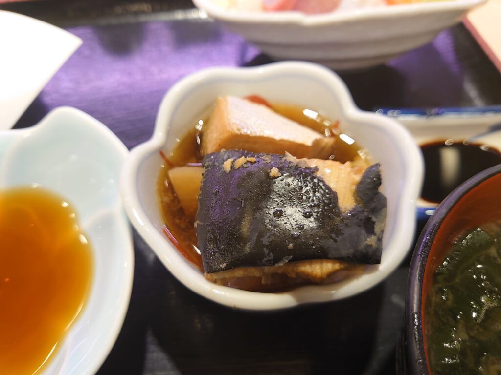 香川ランチ　高松ランチ　寿司ここも　春日　ランチメニュー　地だこの天ぷら定食　ぶり大根　あら煮