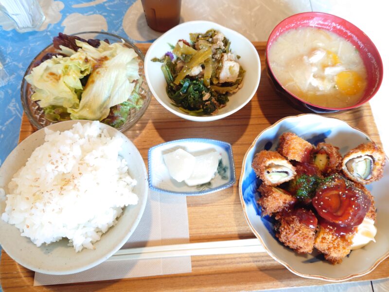 高松市古民家カフェ、パーラーエメラルドのランチ「ナスの肉巻きフライ」