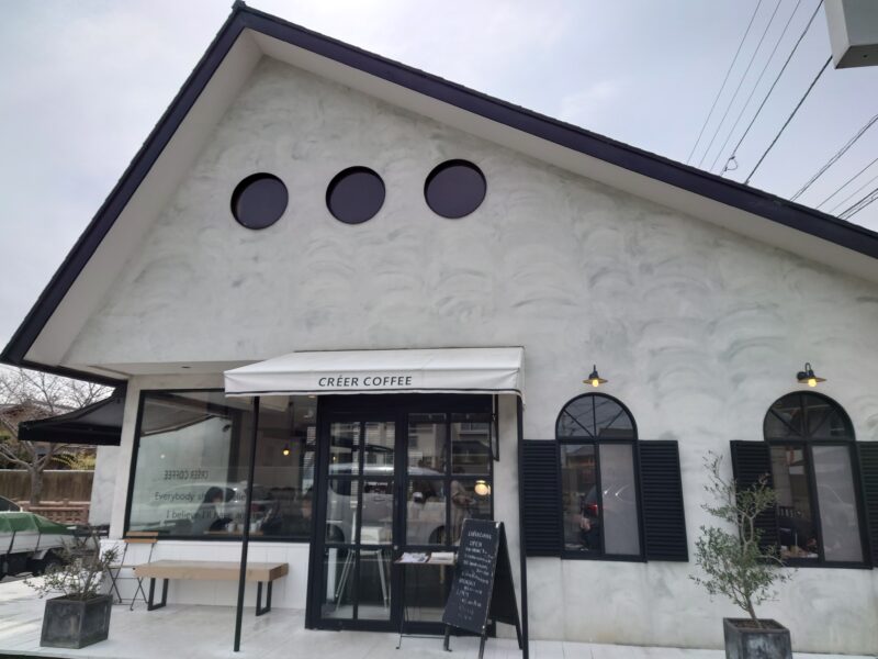 高松市太田下町おしゃれカフェ、クレエコーヒーのスタイリッシュな外観