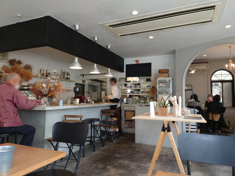 高松市太田下町おしゃれカフェ、クレエコーヒーのシックな店内(カウンター席とテーブル席)
