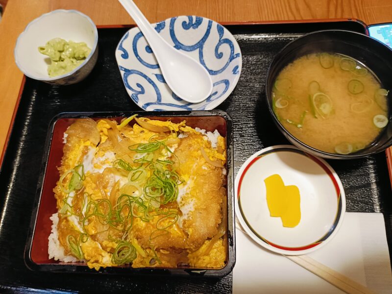 海鮮問屋 仲見世（なかみせ）のランチで食べたかつ重定食