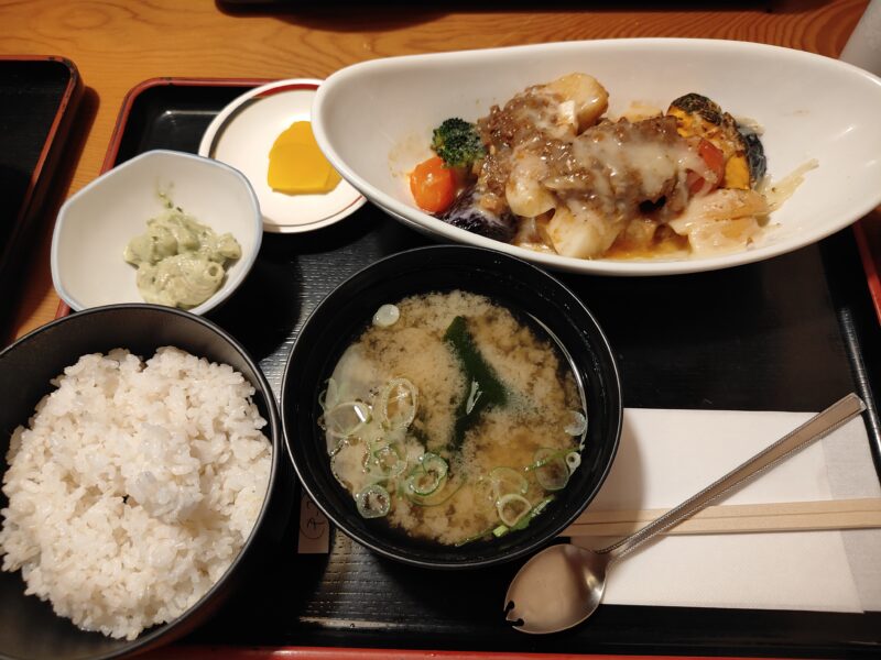 海鮮問屋 仲見世（なかみせ）のランチで食べた鶏チーズ焼き定食
