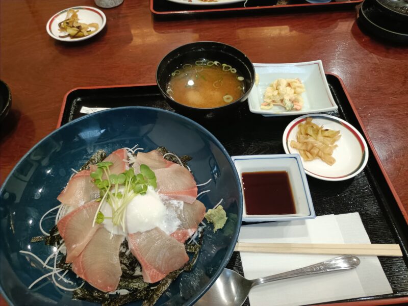 海鮮問屋 仲見世（なかみせ）のランチで食べたはまち丼定食