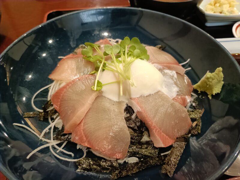 海鮮問屋 仲見世（なかみせ）のランチで食べたはまち丼定食