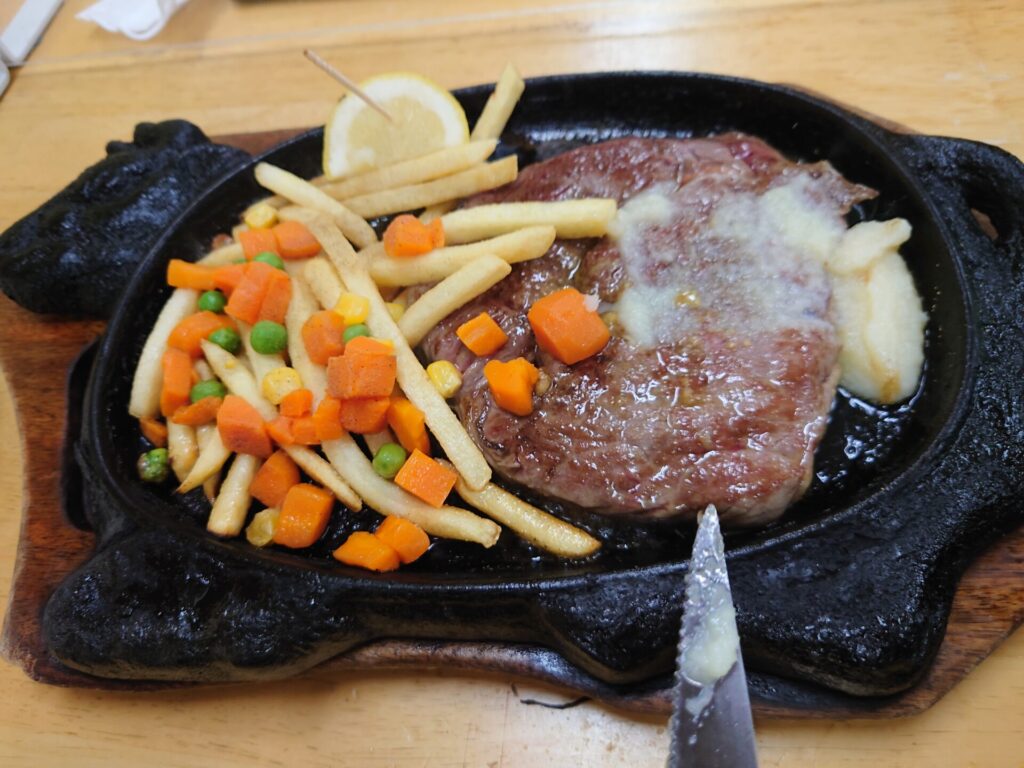 沖縄旅行　夕食　食堂　石川の駅　ステーキ
