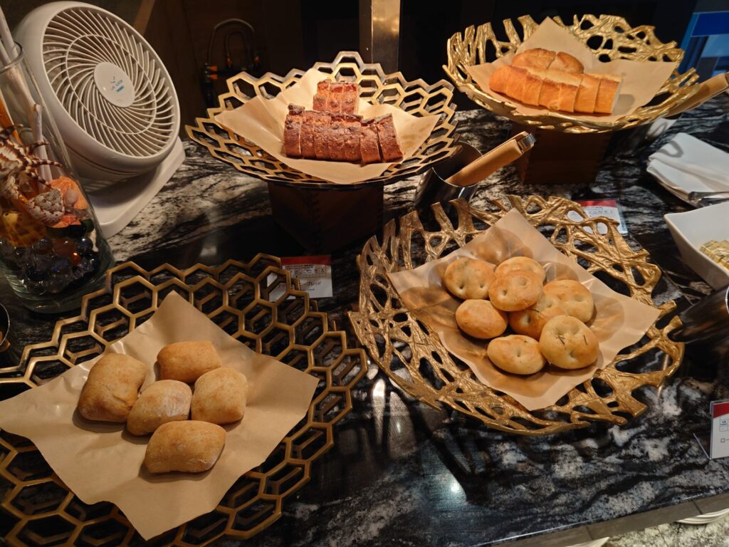 ルネッサンスリゾートオキナワ　セイルフィッシュカフェ　夕食　パン