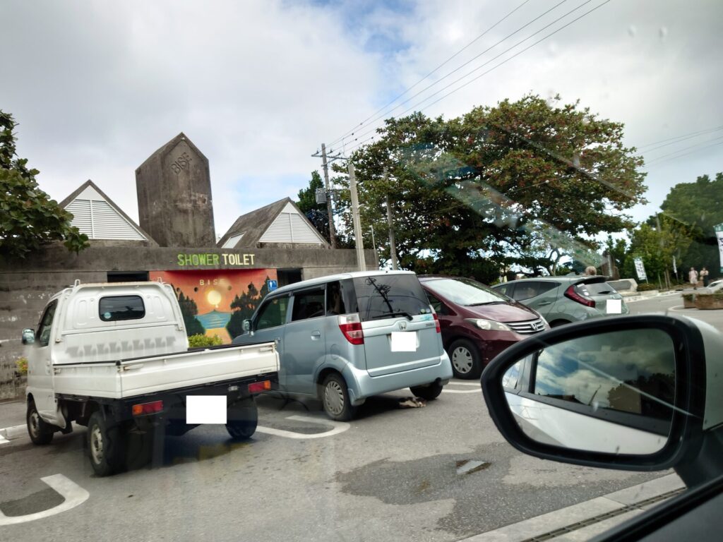沖縄旅行　フクギ並木　駐車場