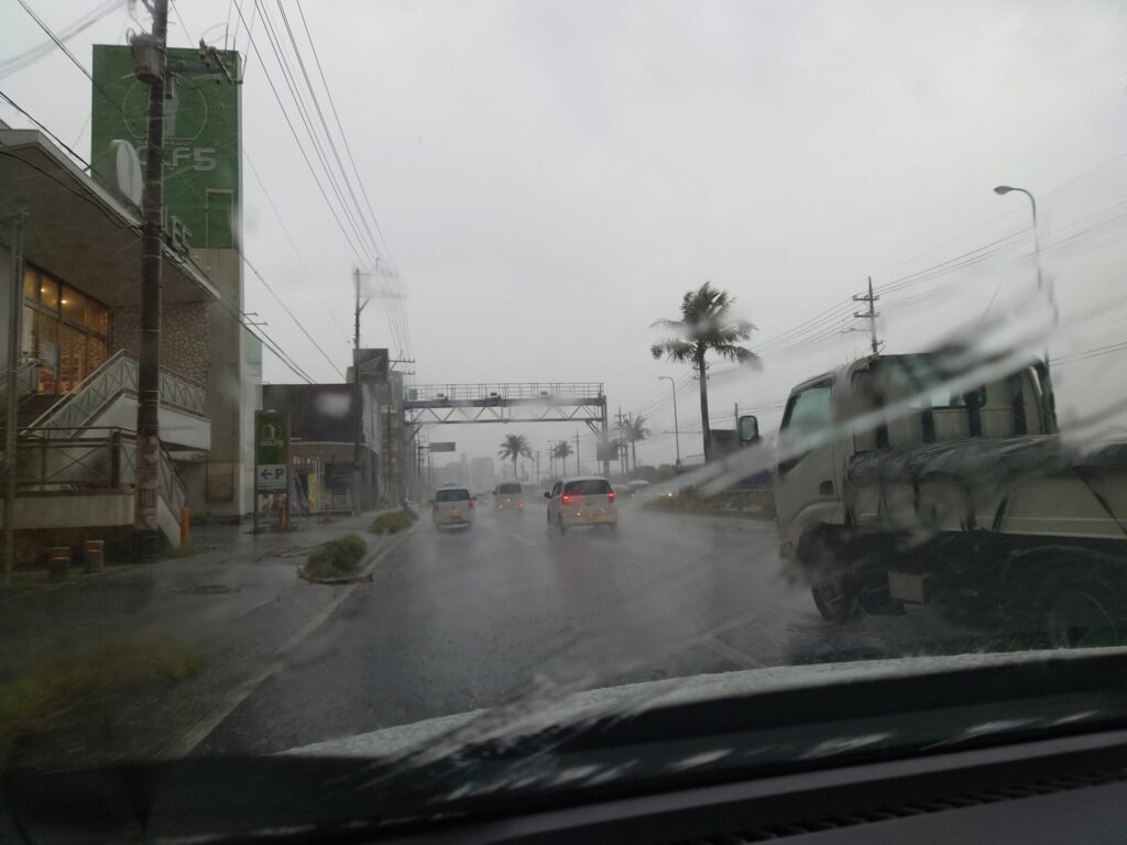 沖縄旅行　雨