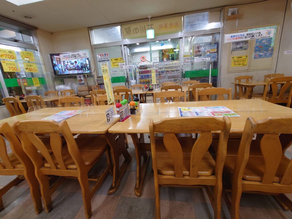 沖縄食堂おすすめ　恩納村から近く食堂　石川の駅　店内　お席