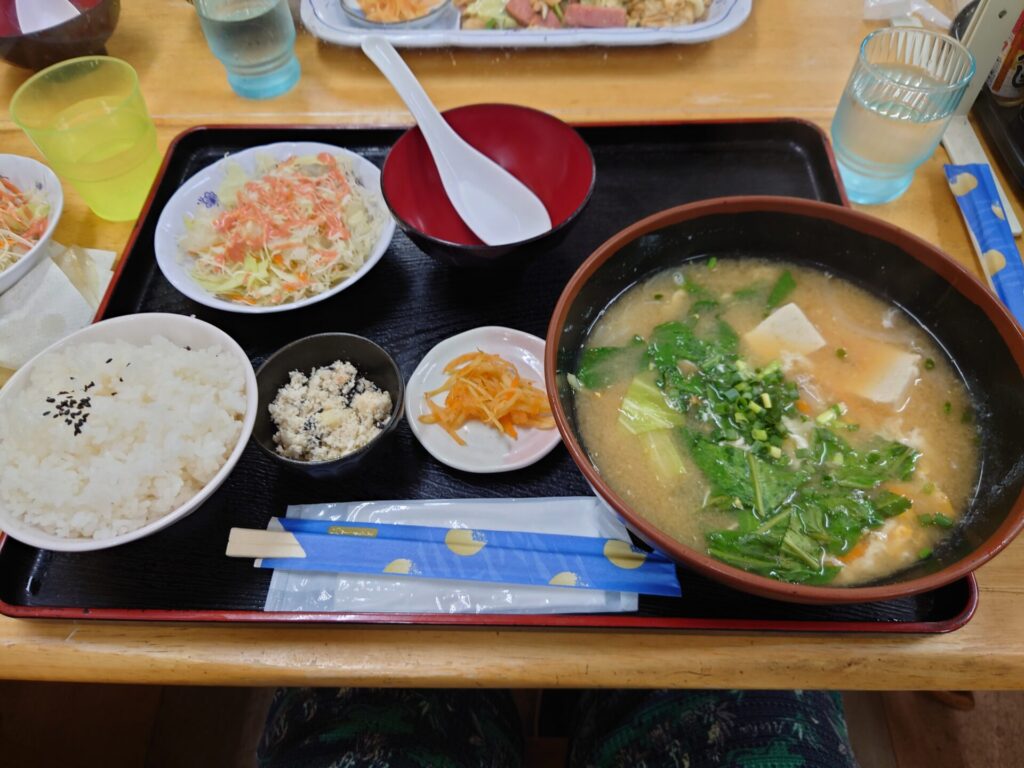 沖縄食堂おすすめ　恩納村から近く食堂　石川の駅　味噌汁定食