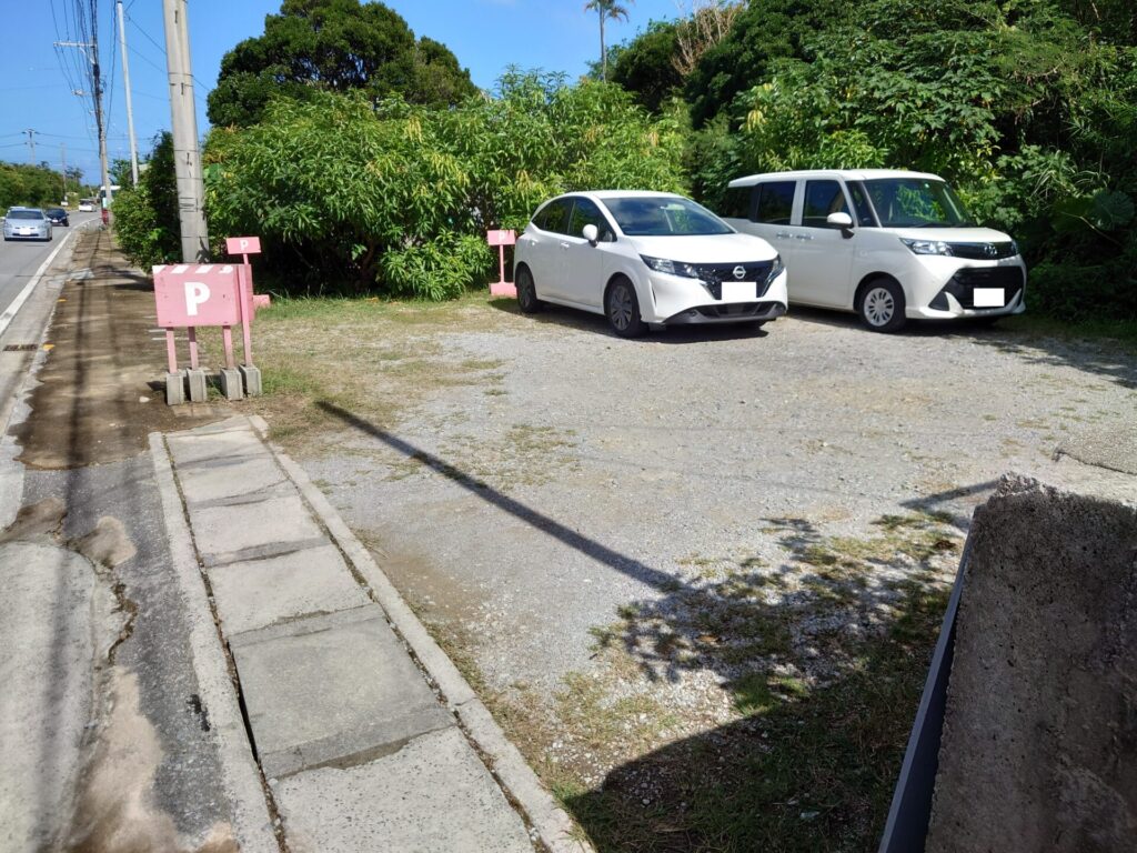 沖縄カフェ　オキナワサン　駐車場