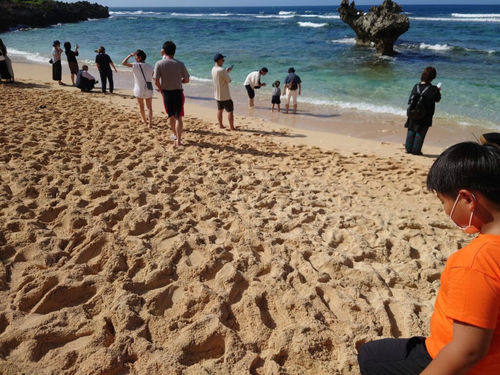 沖縄観光スポット　沖縄パワースポット　ティーヌ浜　ハートロック　砂浜