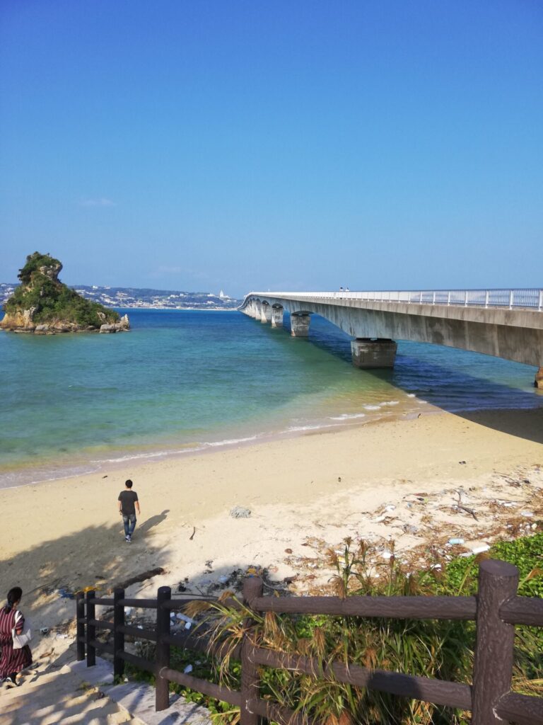 沖縄観光スポット　沖縄パワースポット　ティーヌ浜　ハートロック　古宇利大橋