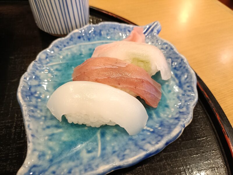 居食屋うましので食べた月替わりの定食からすだち冷やしそば定食のにぎり寿司