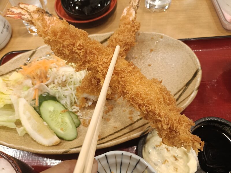 居食屋うましのずっしり感のあるジャンボエビフライ