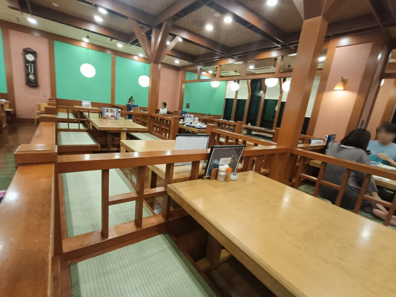 居食屋うましの店内にあるテーブル席と奥にあるお座敷席