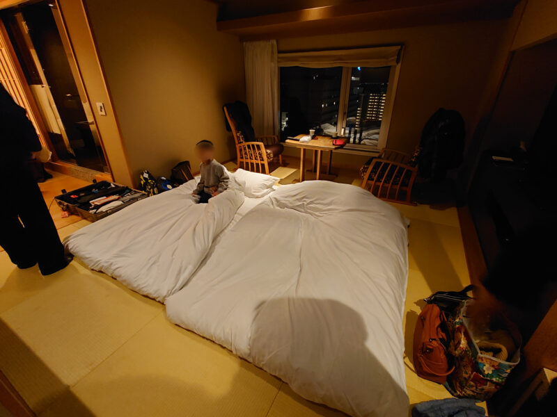 神戸シェラトンクラブジャパニーズスイートの和室で布団を敷くところ