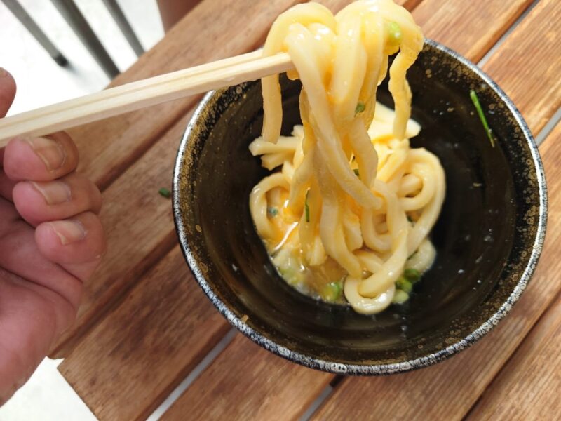 うどん巡りでおすすめの須崎食料品店の卵を混ぜてふわっと小麦の香りが広がる温かいうどん