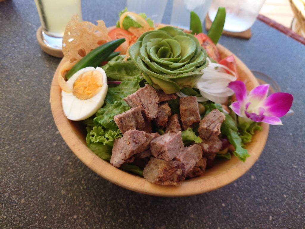 沖縄おしゃれカフェ　和牛カフェカプカ　メニュー　牛肉コブサラダ風