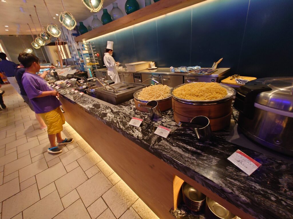 沖縄旅行　沖縄ホテル　ルネッサンスリゾートオキナワ　セイルフィッシュカフェ　夕食　エイサー　メニュー　料理