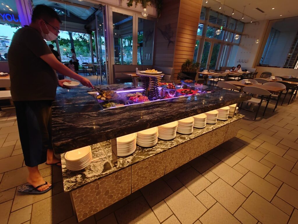 沖縄旅行　沖縄ホテル　ルネッサンスリゾートオキナワ　セイルフィッシュカフェ　夕食　エイサー　メニュー　料理