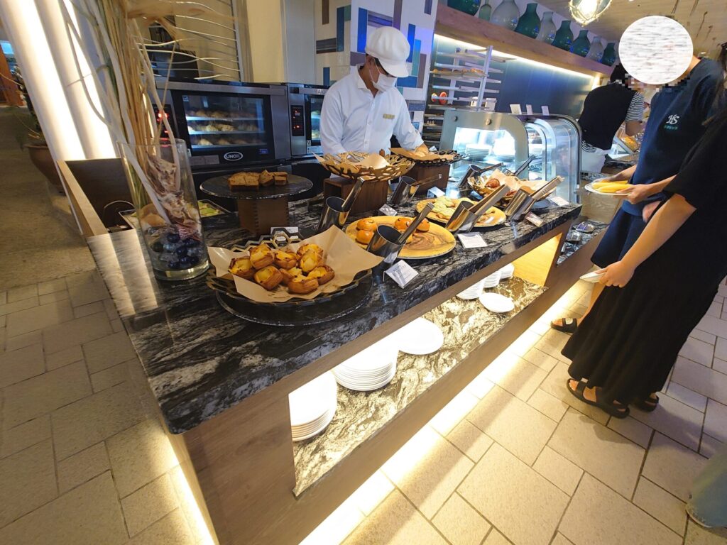 ルネッサンスリゾートオキナワ　セイルフィッシュカフェ　朝食　パンコーナー