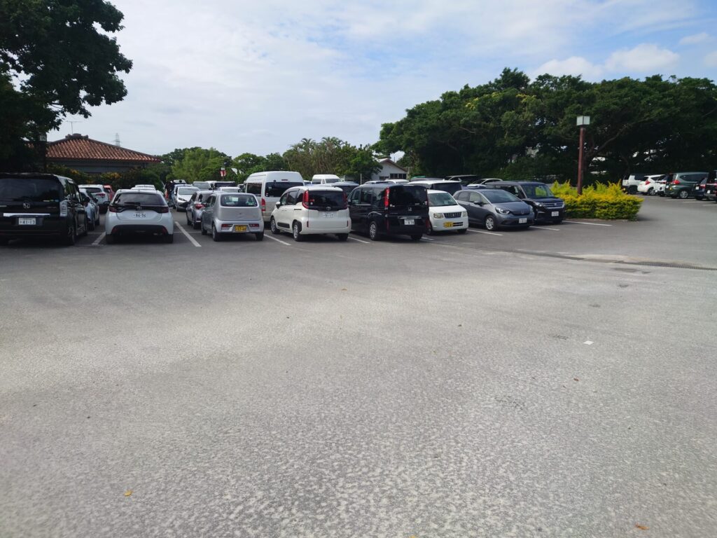 おきなわワールド　レストラン　ランチ　昼食　沖縄そば自慢なんと屋　駐車場