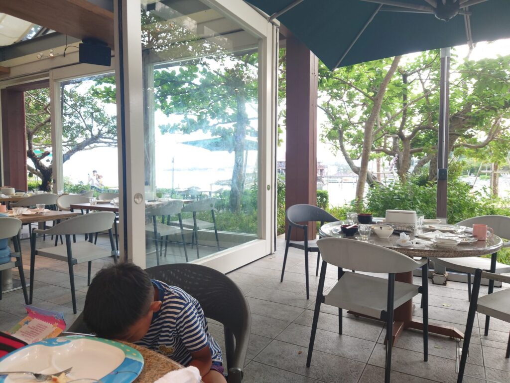 沖縄ホテル　ルネッサンスリゾートオキナワ　セイルフィッシュカフェ　朝食　沖縄旅行　テラス席