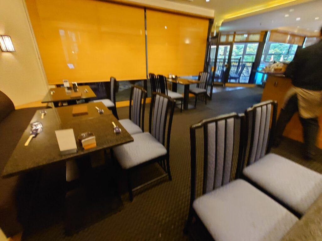 ルネッサンスリゾートオキナワ　寿司バーロイズ　テーブル席