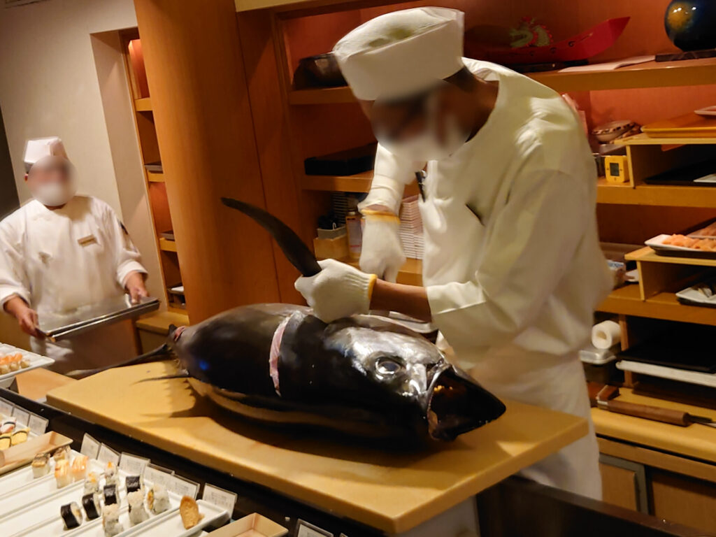 ルネッサンスリゾートオキナワ　寿司バーロイズ　夕食　マグロ解体ショー