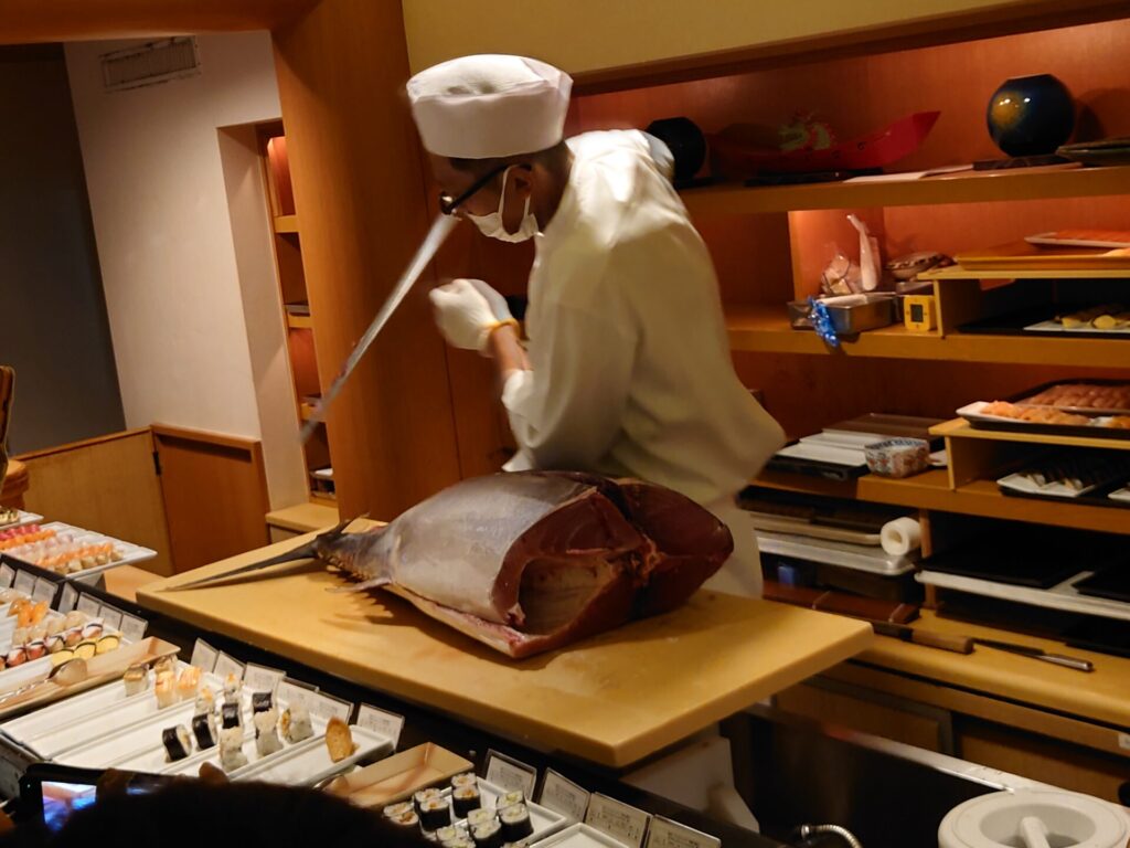 ルネッサンスリゾートオキナワ　食事　お寿司　寿司バーロイズ　マグロ解体ショー