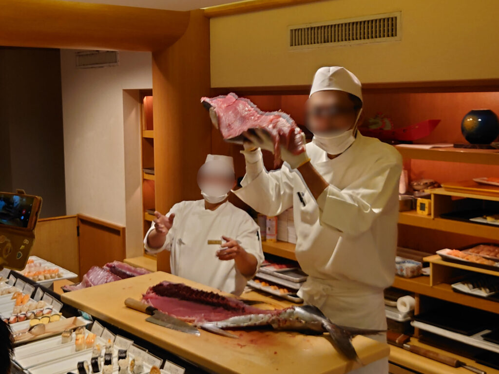 ルネッサンスリゾートオキナワ　寿司バーロイズ　夕食　マグロ解体ショー
