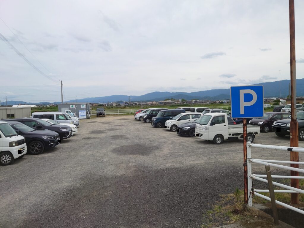 洋食屋チンパンジー駐車場