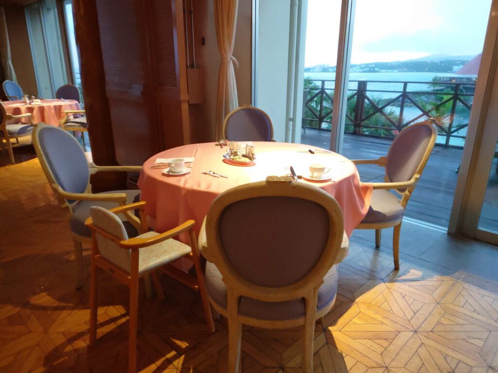 ルネッサンスリゾートオキナワ　フォーシーズン　朝食　テーブル