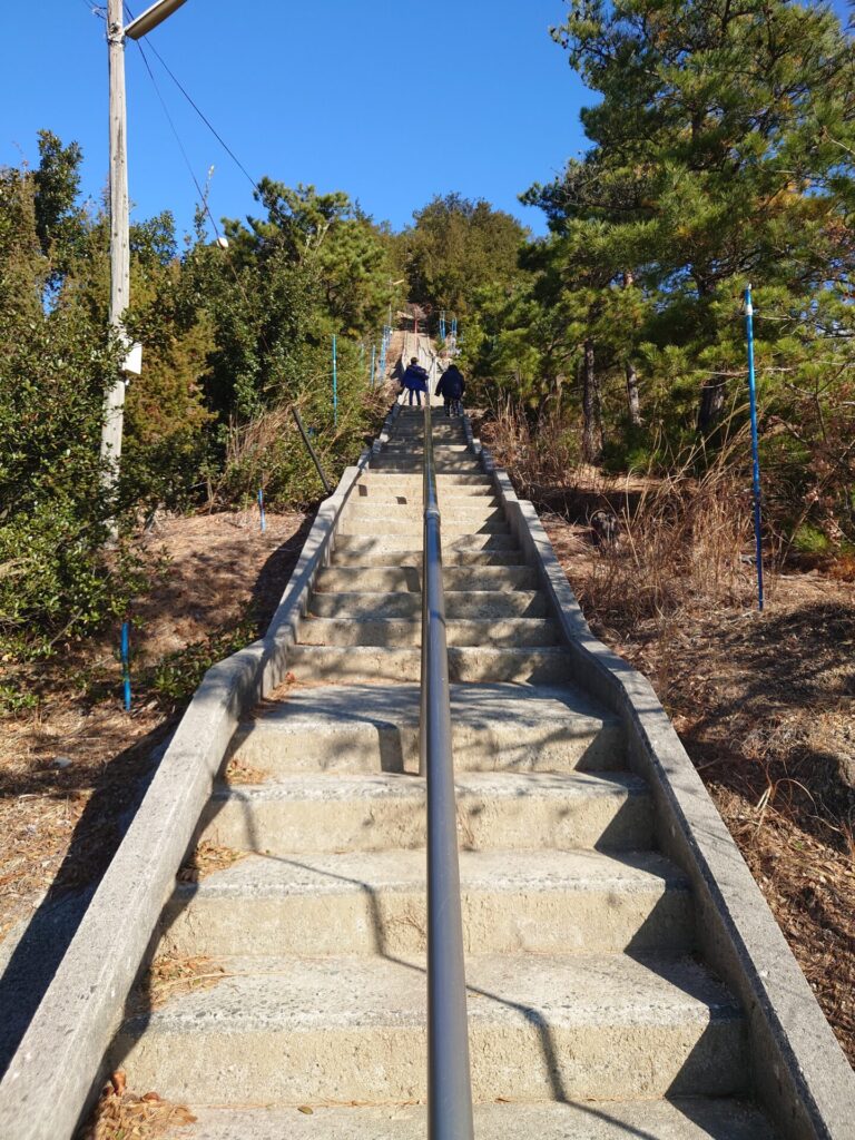 小豆島観光スポット　小瀬の重ね岩　階段