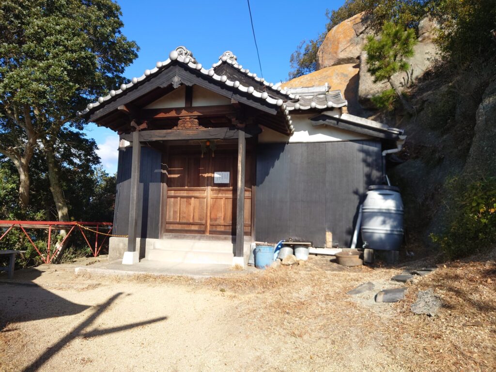 小豆島観光スポット　小瀬の重ね岩　小瀬石鎚神社