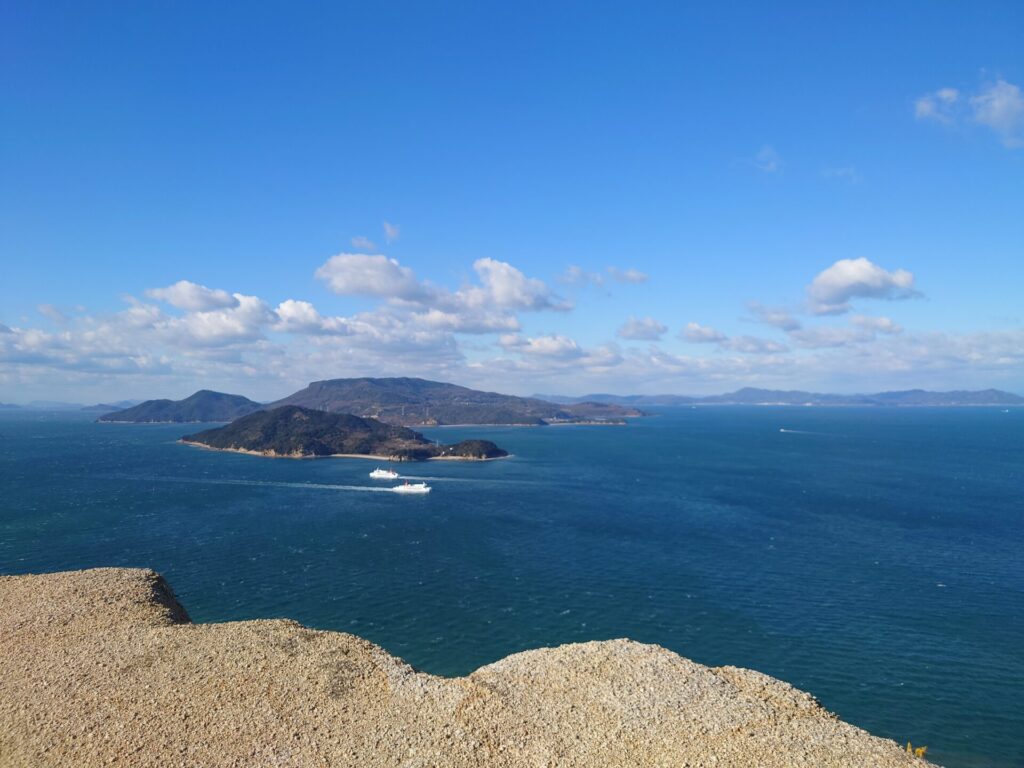 小豆島観光スポット　小瀬の重ね岩　山頂の景色