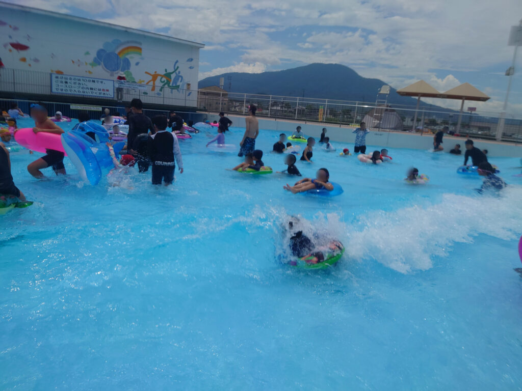 夏休み遊びスポット　善通寺市民プール　波のプール