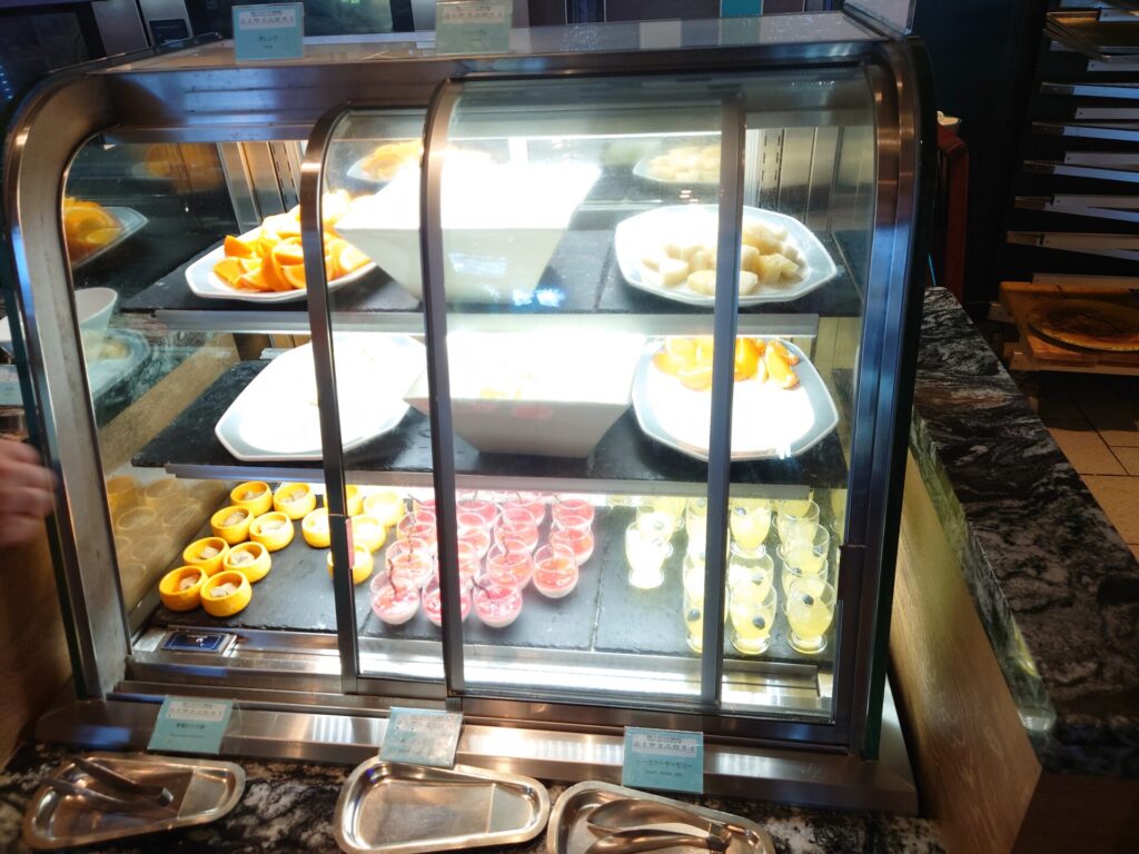 ルネッサンスリゾートオキナワ　セイルフィッシュカフェ　ランチ　冷蔵ケース