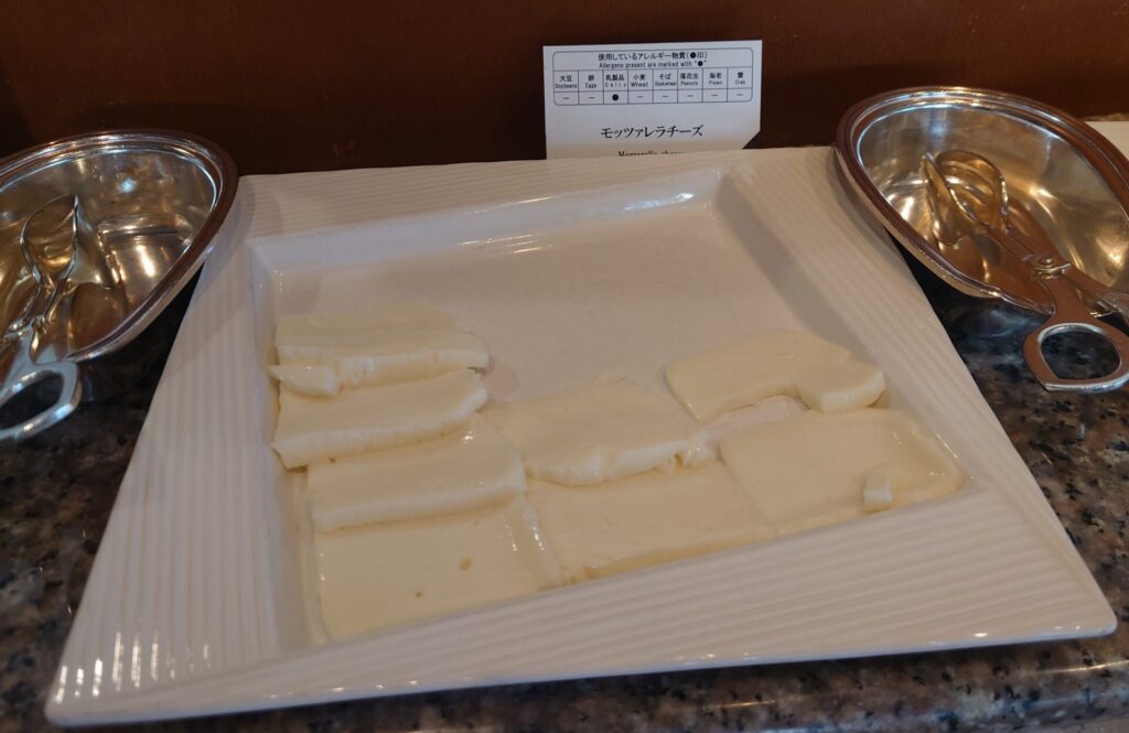 ルネッサンスリゾートオキナワ　フォーシーズン　朝食　モッツァレラチーズ