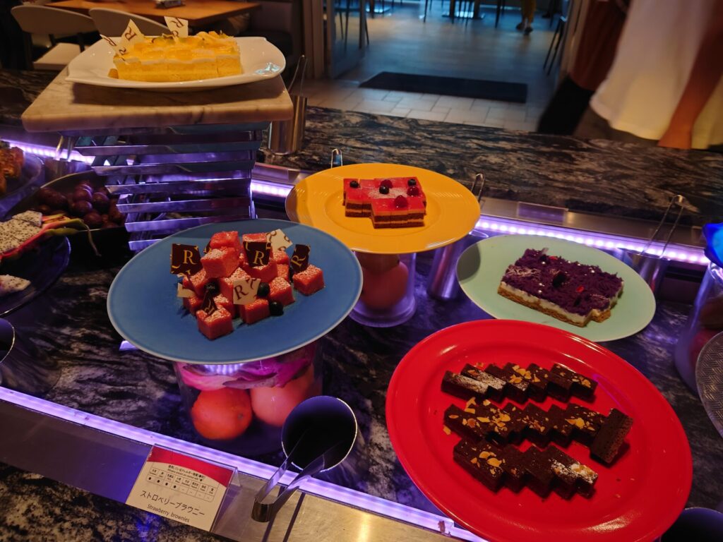 ルネッサンスリゾートオキナワ　セイルフィッシュカフェ　ディナー　夕食　ケーキ