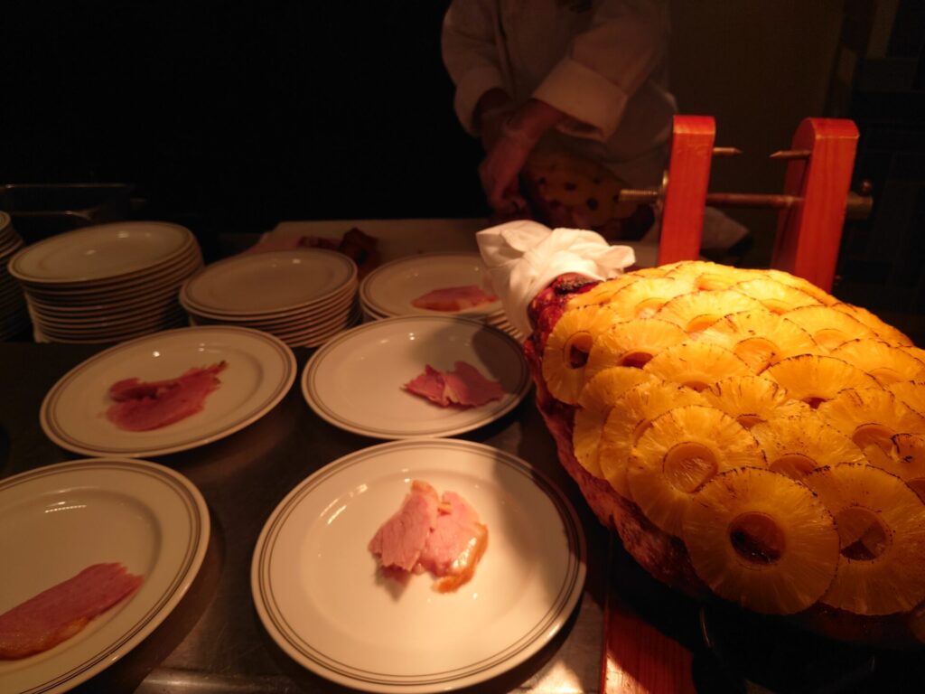 ルネッサンスリゾートオキナワ　セイルフィッシュカフェ　ディナー　夕食　骨付き豚のロース