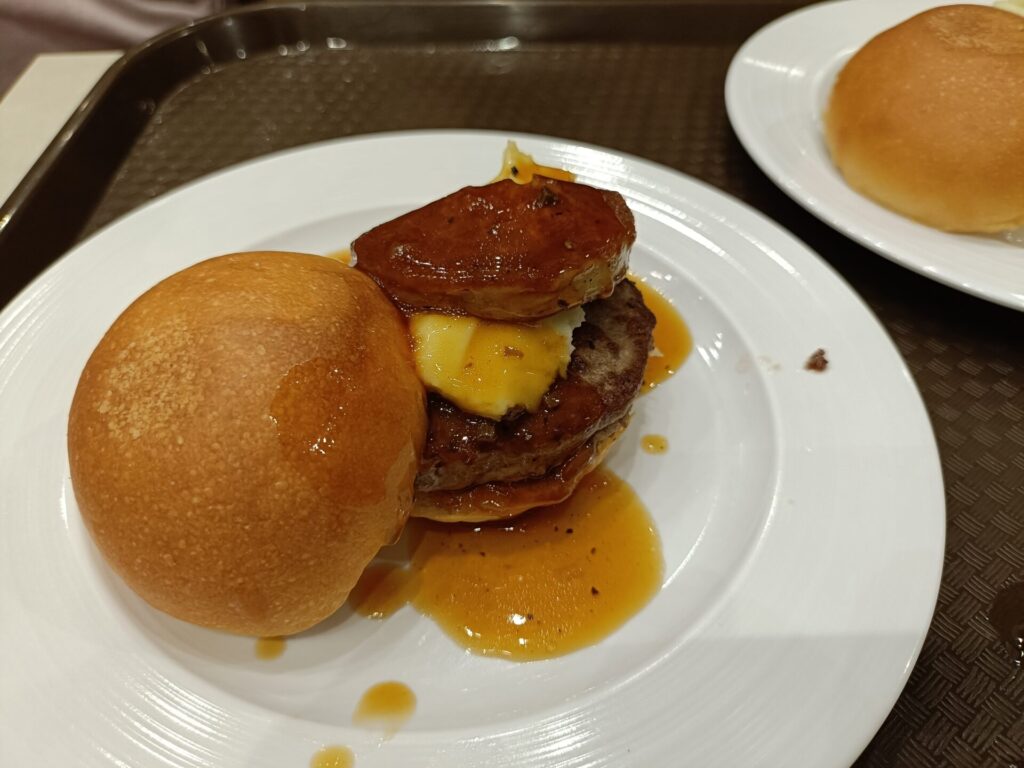 グランドメルキュール別府　夕食　ライブキッチン　ハンバーガー